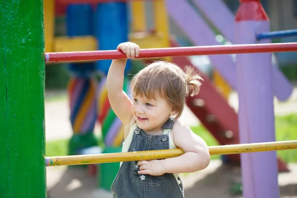 Niño de dos años en el parque infantil —  Fotos de Stock