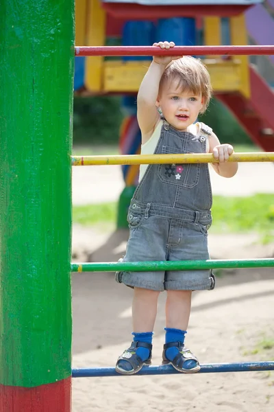 Niño de dos años en el parque infantil —  Fotos de Stock