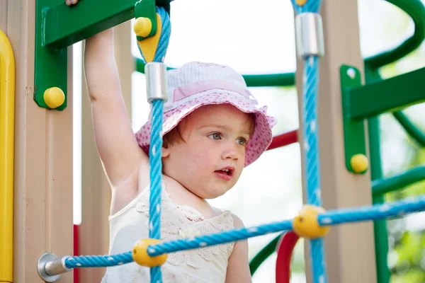 Criança de dois anos na área do parque infantil — Fotografia de Stock