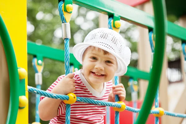 Щаслива дворічна дитина в дитячому майданчику — стокове фото