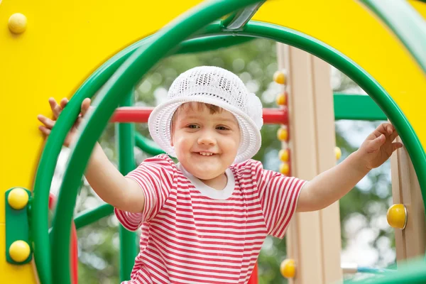 Twee-jarige kind op Speeltuin — Stockfoto