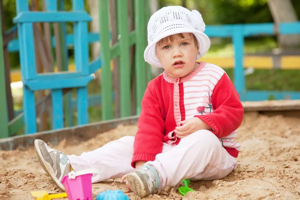 Dwuletnie dziecko w zabaw — Zdjęcie stockowe