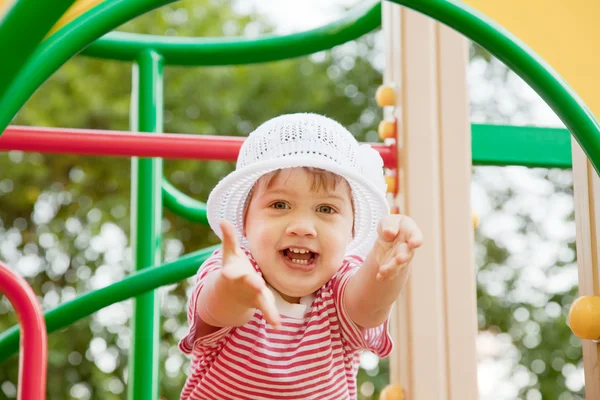 Dwuletnie dziecko na placu zabaw — Zdjęcie stockowe
