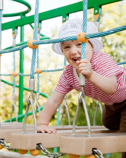 Dwuletnie dziecko na placu zabaw — Zdjęcie stockowe