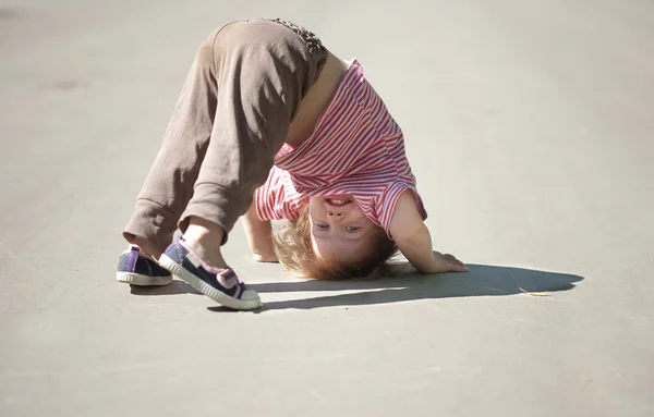 Menina jogando de cabeça para baixo na rua — Fotografia de Stock