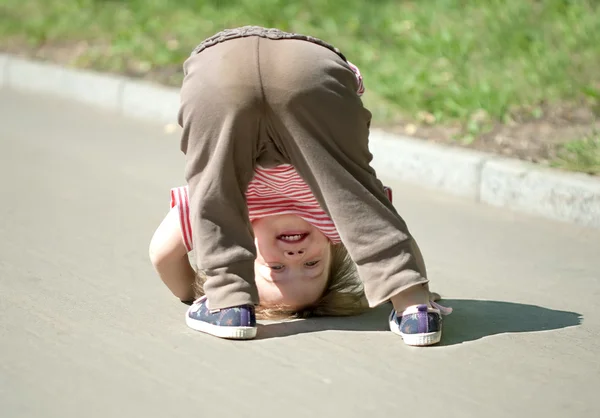 Zweijähriges Kind auf dem Kopf — Stockfoto