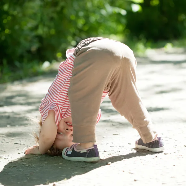 Zweijähriges Kind auf dem Kopf — Stockfoto