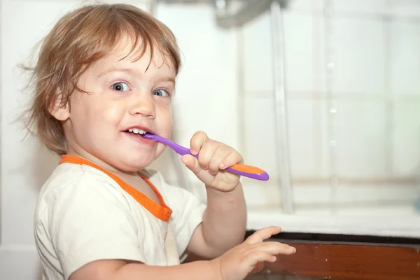 女の子彼女の歯をブラシします。 — ストック写真