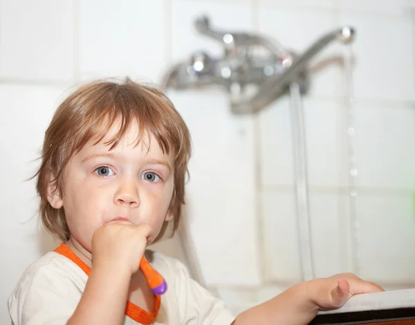 Gir brushing her teeth in bathroom — Stock Photo, Image