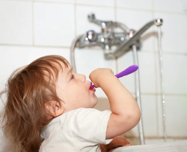 Gir brushes her teeth — Stock Photo, Image