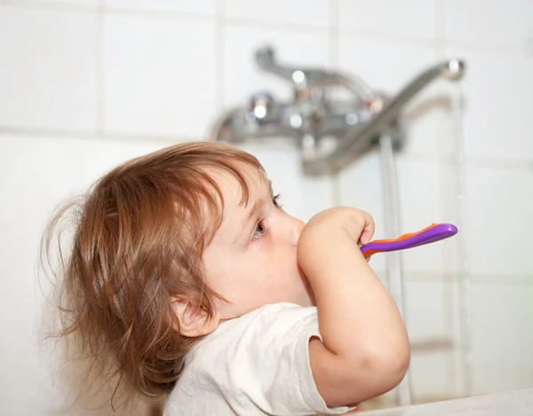 Baby gir brushes teeth — Stock Photo, Image
