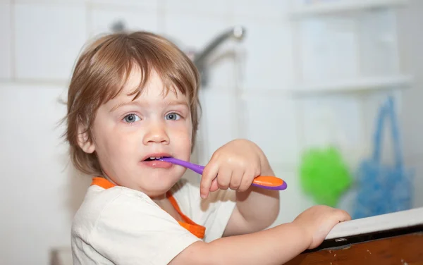 Baby gir brushes her teeth — Stock Photo, Image