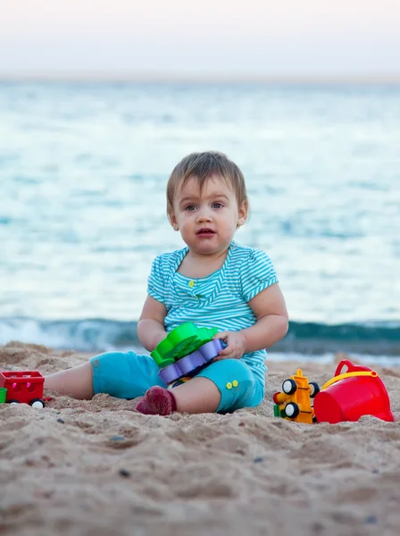 Maluch na piaszczystej plaży — Zdjęcie stockowe