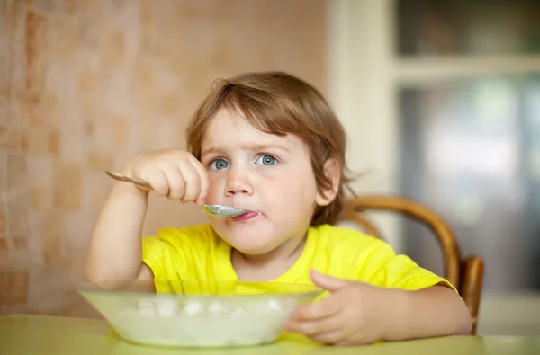 2 years child himself eats from plate — Stock Photo, Image
