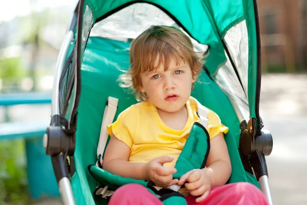Iki yaşındaki çocuk arabasındaki bebek — Stok fotoğraf