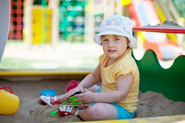 Дворічна дитина грає у пісочниці — стокове фото