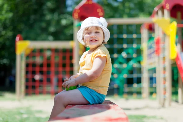 2 anos beby menina no parque infantil — Fotografia de Stock