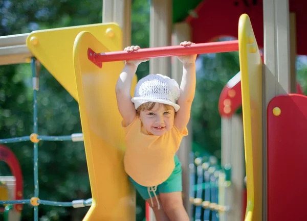 Bambino di due anni al parco giochi — Foto Stock