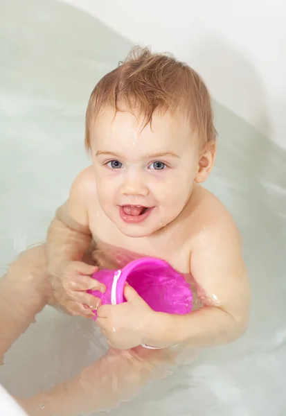 Μικρό παιδί κολύμβησης στην μπανιέρα — Φωτογραφία Αρχείου