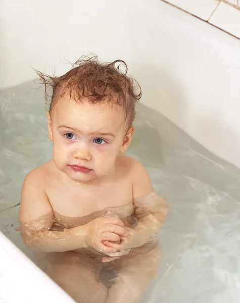 Peuter zwemmen in badkuip — Stockfoto