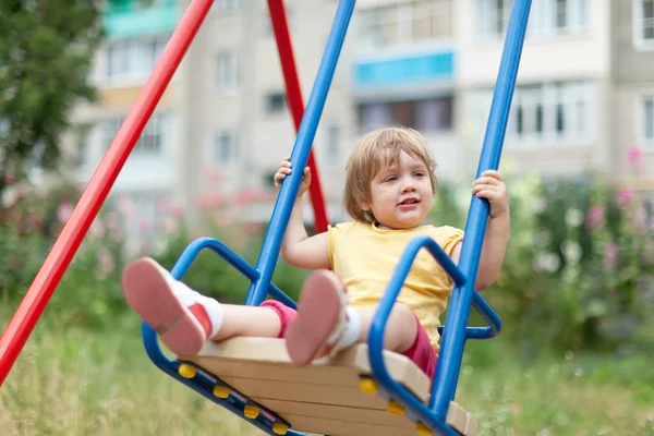 Bébé fille sur swing — Photo
