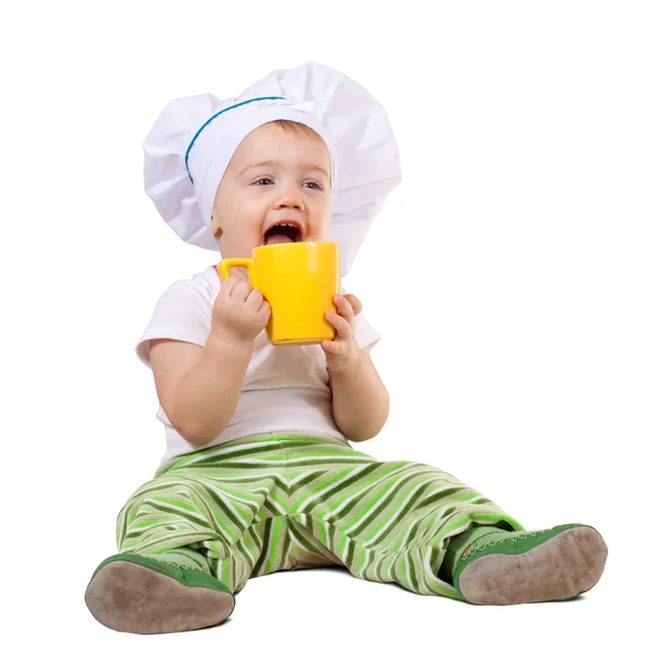 Baby cook i toque med kopp — Stockfoto