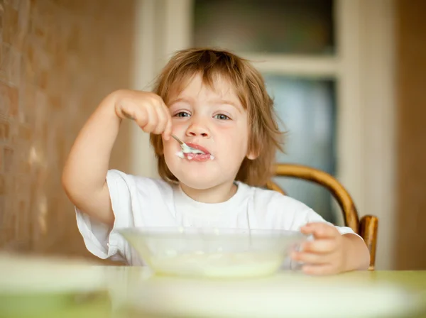 Bambino mangia con cucchiaio — Foto Stock
