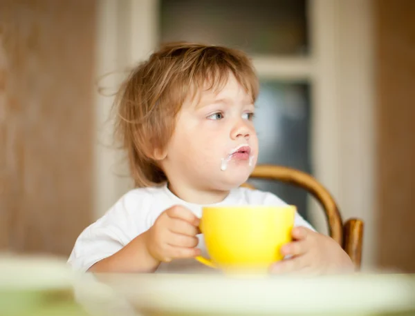 2 years child eats dairy — Stock Photo, Image