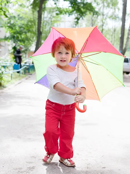 Twee jaar babymeisje met paraplu — Stockfoto