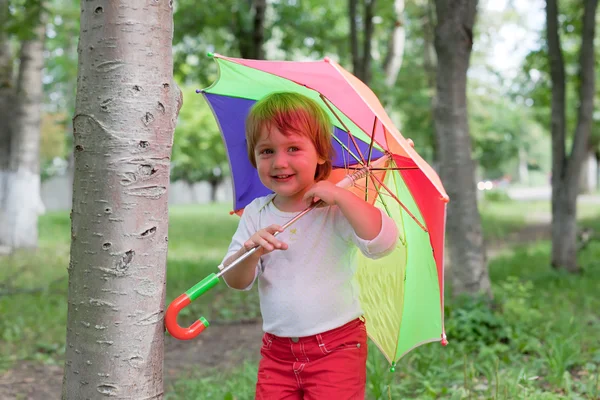 Meisje van de baby met paraplu — Stockfoto