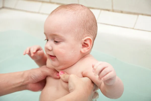 Baby simning på mors händer — Stockfoto