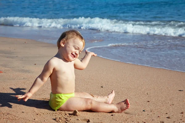 Szczęśliwego malucha na piaszczystej plaży — Zdjęcie stockowe