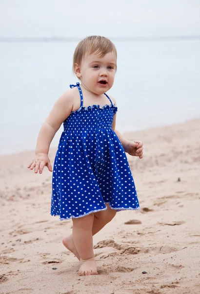 Flicka gå på sandstrand — Stockfoto