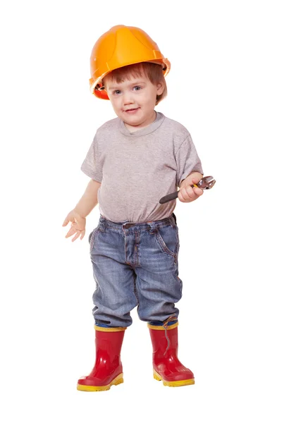 Enfant en casque avec clé à molette. Isolé sur blanc — Photo