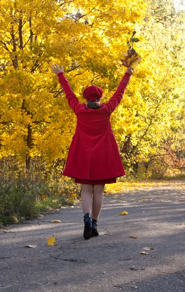 Вид сзади на ходячую счастливую женщину — стоковое фото
