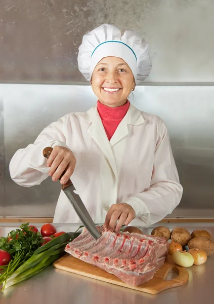 Cocine con carne cruda y verduras —  Fotos de Stock