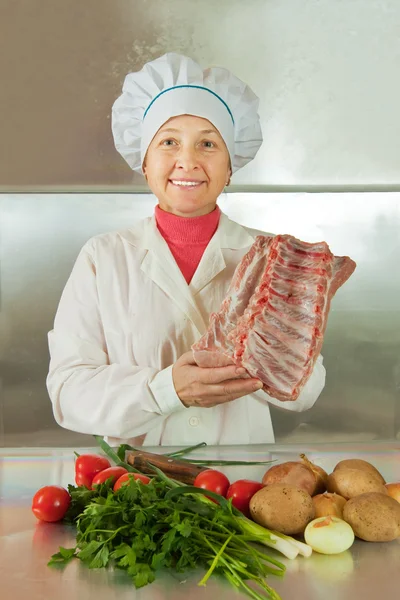 Γυναίκα μαγειρέψτε με κρέας και λαχανικά — Φωτογραφία Αρχείου