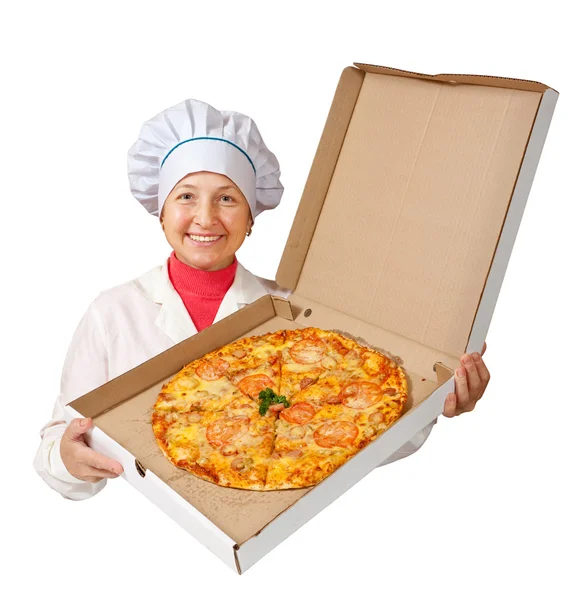 Vrouwelijke kok met gekookte pizza — Stockfoto