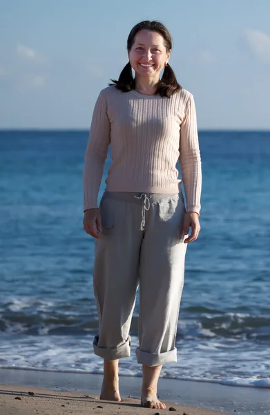 Gelukkig volwassen vrouw op strand — Stockfoto