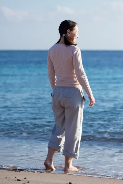 Šťastné zralá žena na pláži — Stock fotografie