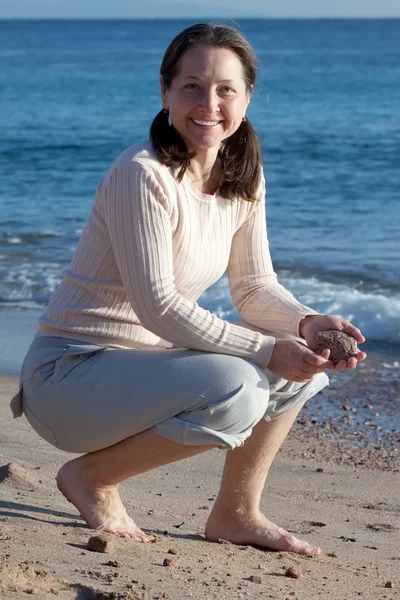 Šťastné zralá žena na mořské pláži — Stock fotografie