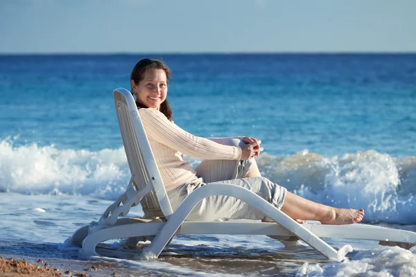 Boldog, érett nő, tenger mellett — Stock Fotó