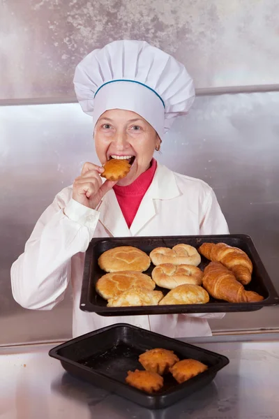 Baker is testing fresh bake — Stock Photo, Image
