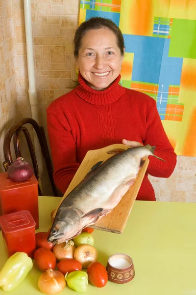 Kobieta z czerwona ryba — Zdjęcie stockowe