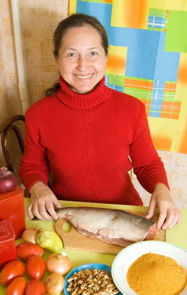 Žena je na vaření losos ryby — Stock fotografie