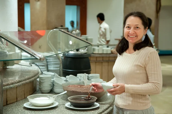 Mulher leva cereais de chocolate — Fotografia de Stock