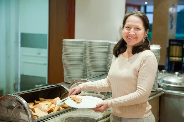 Kobieta bierze tosty francuskie — Zdjęcie stockowe