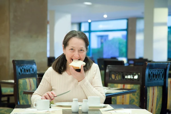 Женщина завтракает — стоковое фото