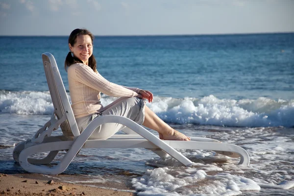 Ευτυχής ώριμη γυναίκα, σε παραλία της θάλασσας — Φωτογραφία Αρχείου