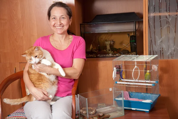 Счастливая женщина с домашними животными — стоковое фото